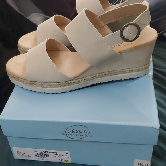 Sandals - Picture 3 of 4